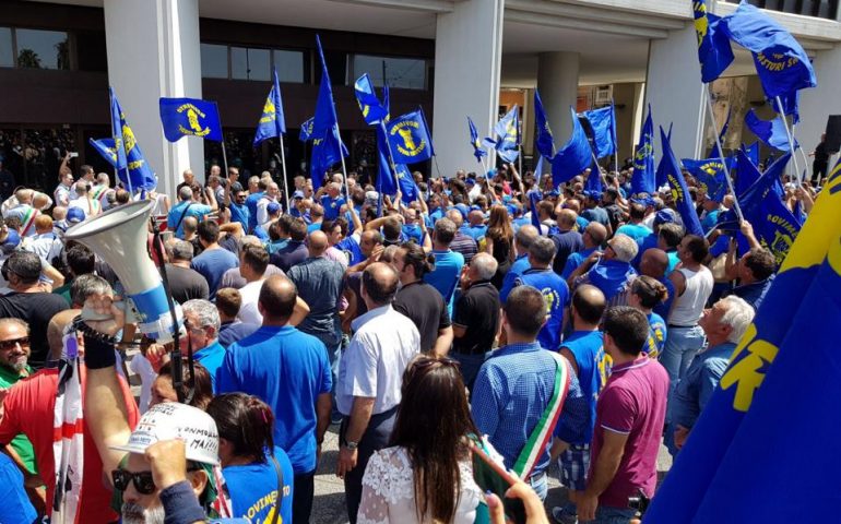 Pastori sardi sotto il palazzo della regione nella manifestazione del 3 agosto