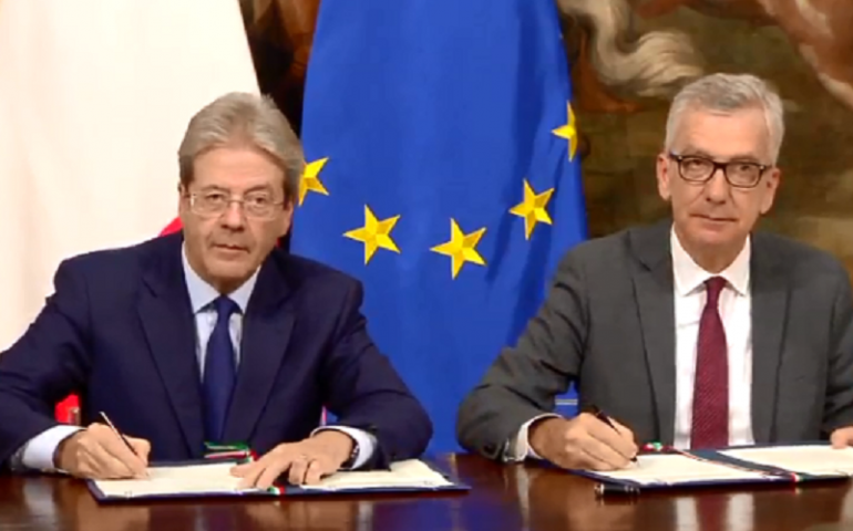 Patto per il rilancio economico de La Maddalena - La firma tra Pigliaru e Gentiloni