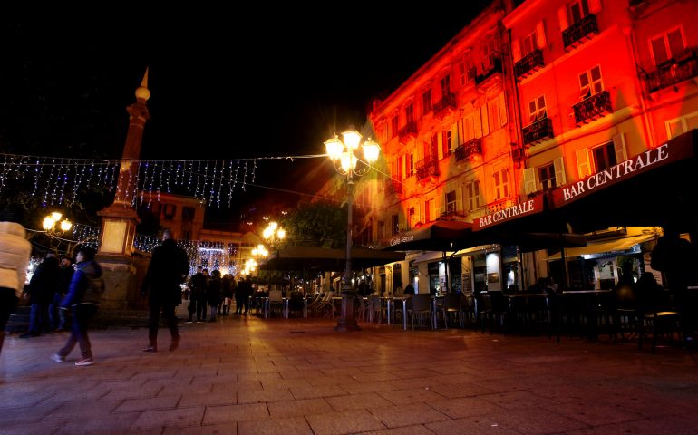Piazza Yenne si illumina a festa per Colori di Sardegna