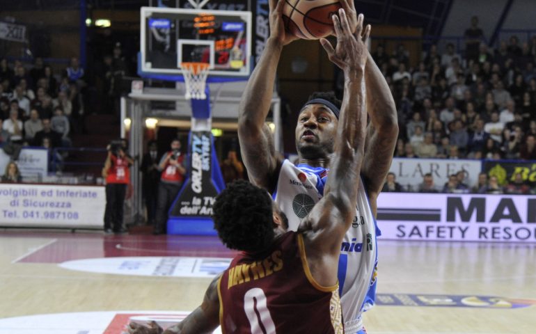 La Reyer Venezia vince la battaglia contro la Dinamo: sassaresi Ko dopo un tempo supplementare