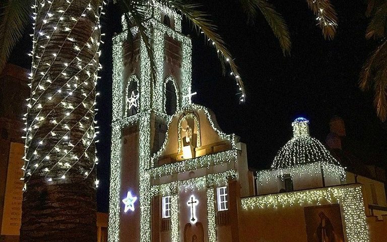 La foto: Senorbì, atmosfere natalizie negli addobbi della Chiesa di Santa Barbara