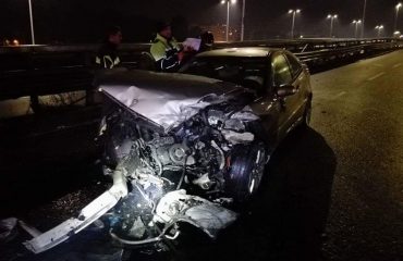 Testacoda sull'asse mediano auto distrutta