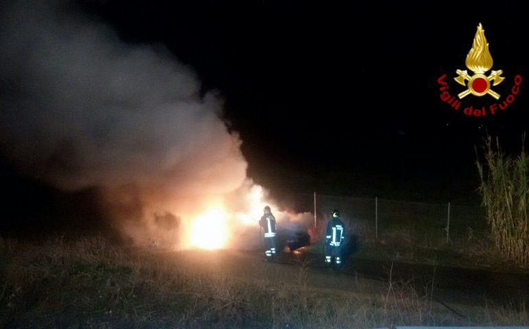 Assemini, paura nella notte: auto prende fuoco sulla 130