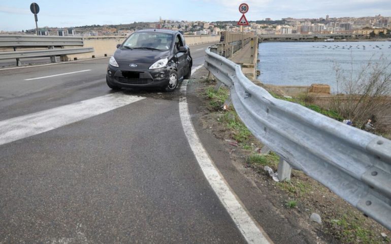 Testacoda sulla s.s. 195. Una giovane 23enne si schianta sul guardrail alle porte di Cagliari