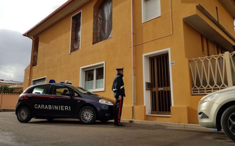 Assemini. Litiga con il padre e lo colpisce con una roncola