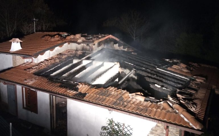 Incendio in un’abitazione ad Aritzo. La fiamme danneggiano il tetto e la cucina