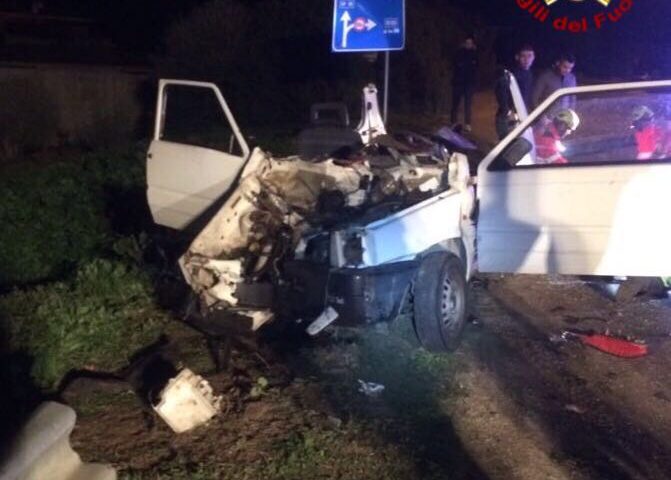 Auto contro guard rail nei pressi di Posada. Gravi i tre giovani a bordo