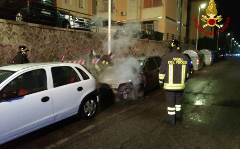 Auto in fiamme nella notte in via Bosco Cappuccio