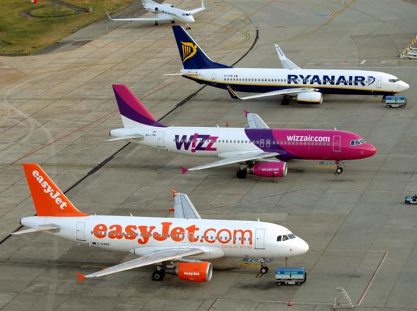 Voli low cost: quando è meglio prenotare? Lo studio sull’andamento delle tariffe Ryanair e easyJet