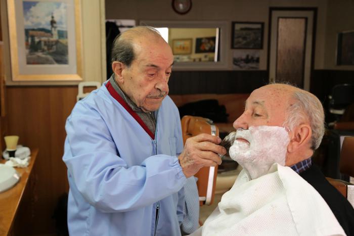 Antonio Cardia da Cagliari, 91 anni compiuti il 23 ottobre, è uno dei barbieri più longevi d’Italia