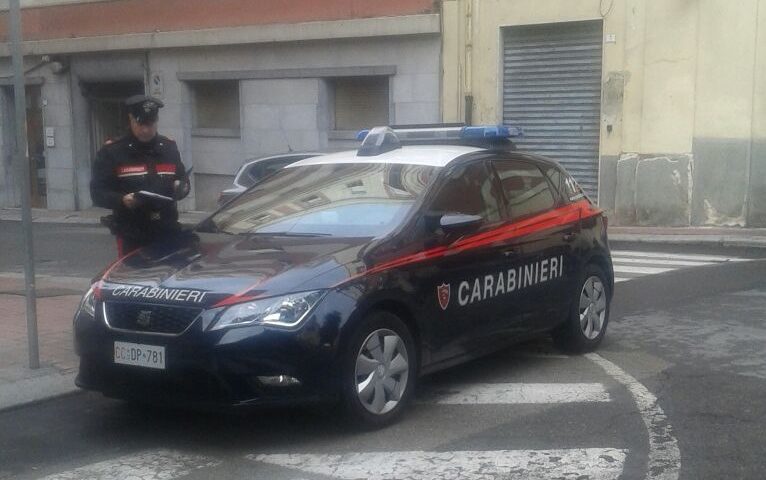 Rapina in via Maddalena: spintona la negoziante, ruba gioielli e scappa. In manette un 23enne straniero