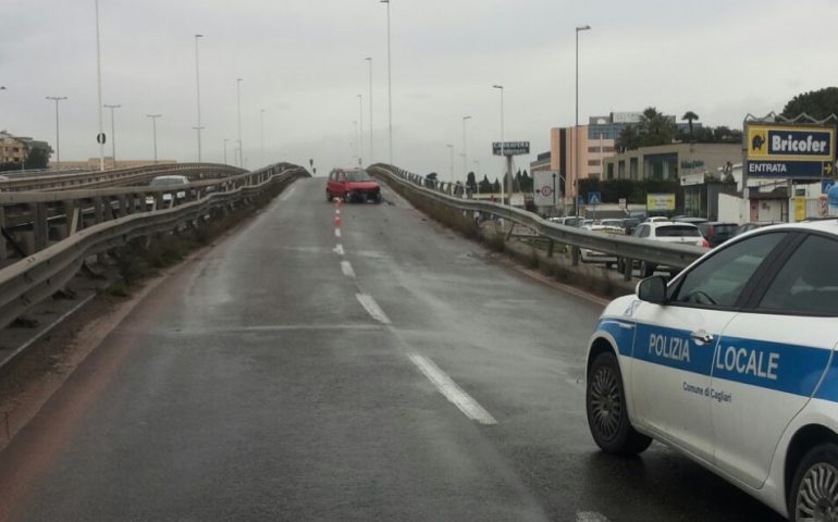 Incidente sull’Asse Mediano: sbanda e si schianta sul guardrail. 27enne in ospedale