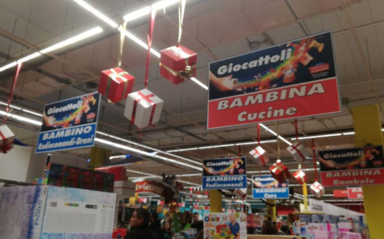 Giochi da maschi. Giochi da femmine. I cartelloni pubblicitari dell’Auchan scatenano l’indignazione sul web