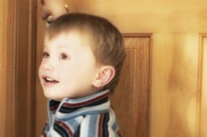 Oristano, bambino di 2 anni si chiude in casa e lascia la madre fuori. Intervengono i Vigili del Fuoco