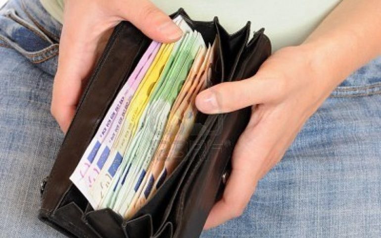 Sanluri, una signora anziana ritrova un borsello con 1800 euro in contanti: i Carabinieri cercano il proprietario
