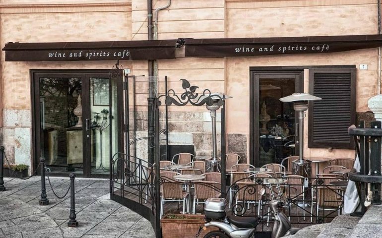 Cagliari, spacca la vetrina del bar De Candia, arrestato dalla Polizia per furto aggravato