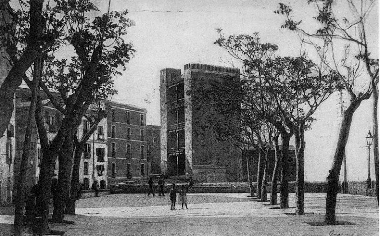 La Cagliari che non c’è più: il bastione di Santa Croce in una una foto di fine Ottocento
