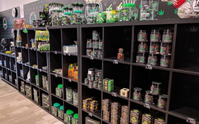“Canna-business”: in Sardegna sono già 15 i negozi che vendono prodotti a base di cannabis. Un vero e proprio boom