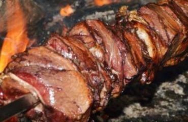 La ricetta del giorno: carne di vitella allo spiedo cotta alla brace, la “regina” del barbecue sardo