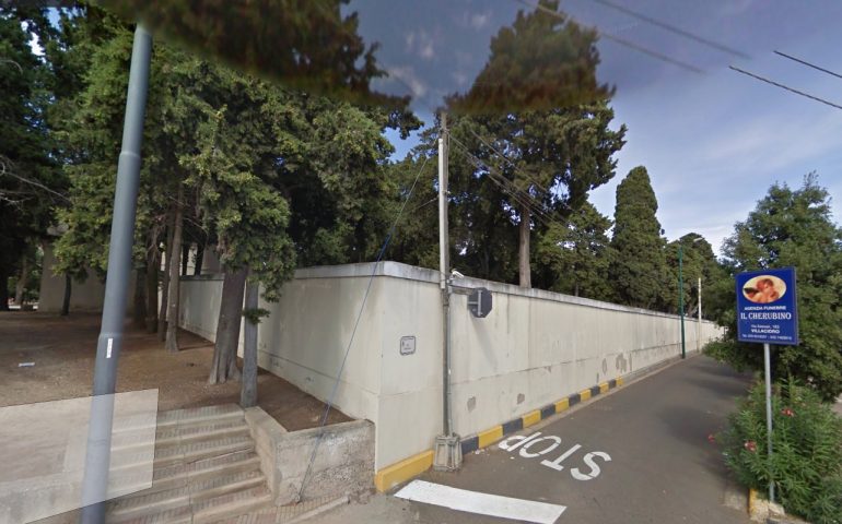 Villacidro, corteo funebre accompagna il feretro in cimitero ma trova il cancello sbarrato