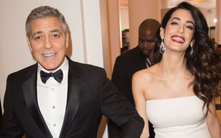 I gemellini disturbano in aereo: Amal e George Clooney regalano cuffie griffate agli altri passeggeri