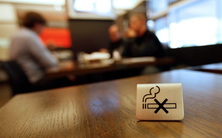 In Austria l’estrema destra vuole riportare la sigaretta nei ristoranti: scandalo o libertà?
