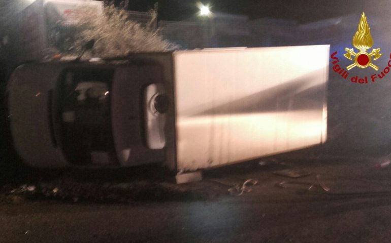 Camion si rovescia lungo la carreggiata in viale Monastir: nessun ferito