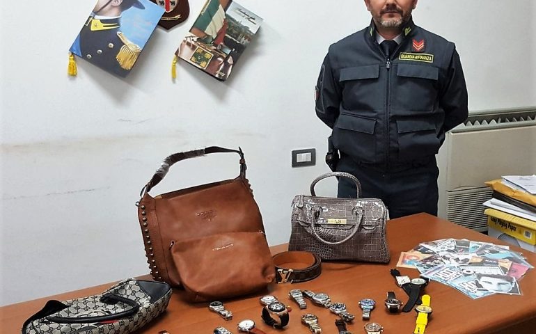 Sequestro di abbigliamento, accessori e cd contraffatti a Sestu: denunciato il venditore