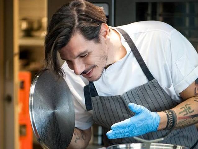 Gianfranco Coizza, chef di successo a Praga. Un passato da attore hard: ora è tra i cittadini illustri di Nuoro