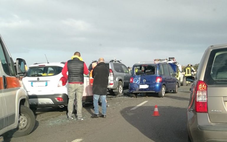 Incidente sulla 195 direzione Cagliari: auto si ribalta e poi il tamponamento a catena, coinvolti 5 veicoli (VIDEO)