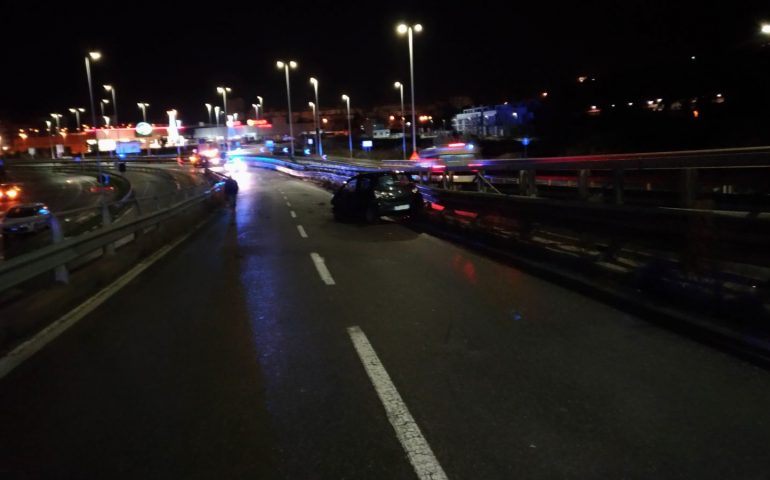 Incidente nella notte sull’Asse mediano: 27enne perde il controllo dell’auto e si schianta sul guardrail