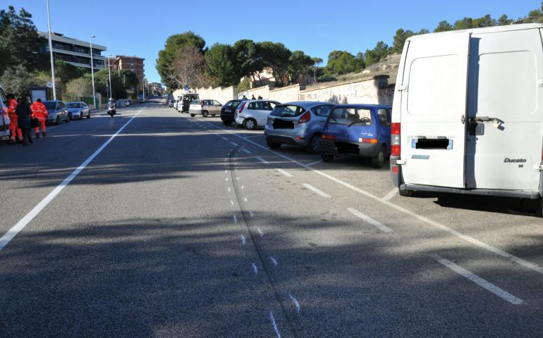 Invade la corsia opposta per parcheggiare in via Is Guadazzonis. Ottantenne causa un incidente