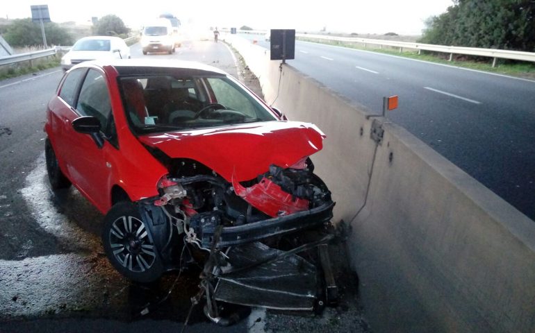 Ancora incidenti sulla SS 195: auto urta con violenza guardrail e spartitraffico