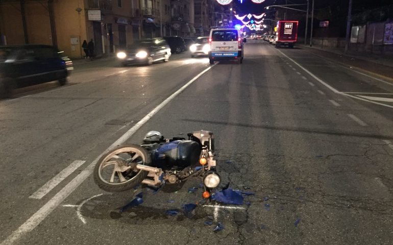 Incidente stradale a Is Mirrionis: uno scooter urta un’auto. Conducente del motociclo finisce in ospedale
