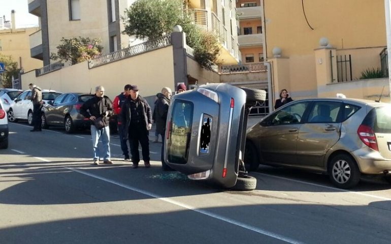 Rocambolesco incidente in via Messina: donna alla guida si ribalta con l’auto (VIDEO)