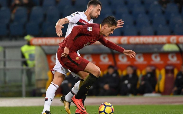 La Roma vince solo nel recupero (1-0): Cagliari punita da Fazio e da un erroraccio di Cragno