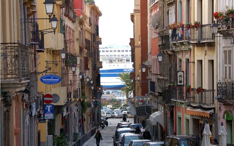 Lo sapevate? A Cagliari gli abitanti del quartiere storico Marina venivano simpaticamente soprannominati “Culus Infustus“: “sederi a mollo”