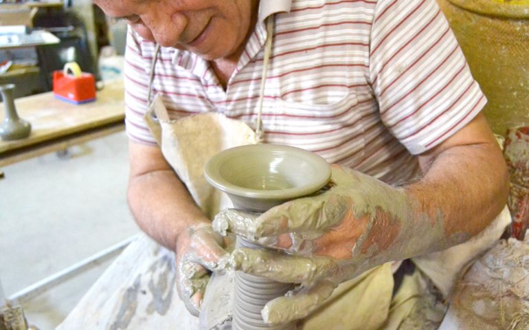 Oggi ad Assemini i funerali del maestro della ceramica sarda, Luigi Nioi