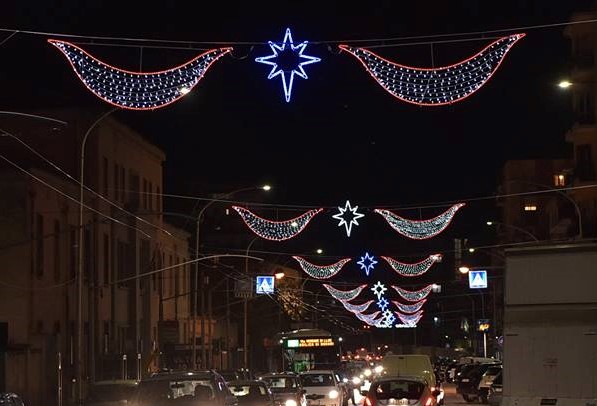 Is Mirrionis: dopo anni di buio ritornano le luminarie natalizie (pagate dai commercianti)