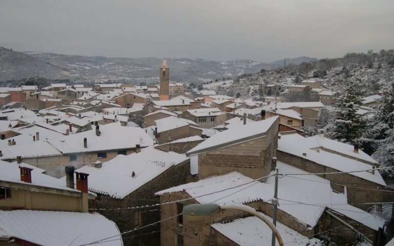 Una foto di Ovodda sotto la neve