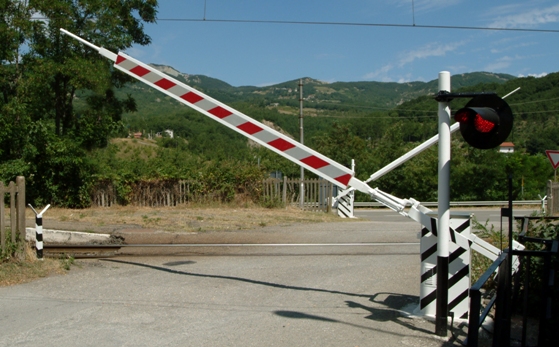 Un passaggio a livello fuori dal cancello di casa: per entrare e uscire devono aspettare il permesso