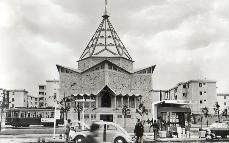 La Cagliari che non c’è più: piazza San Michele e il tram in una foto del 1966