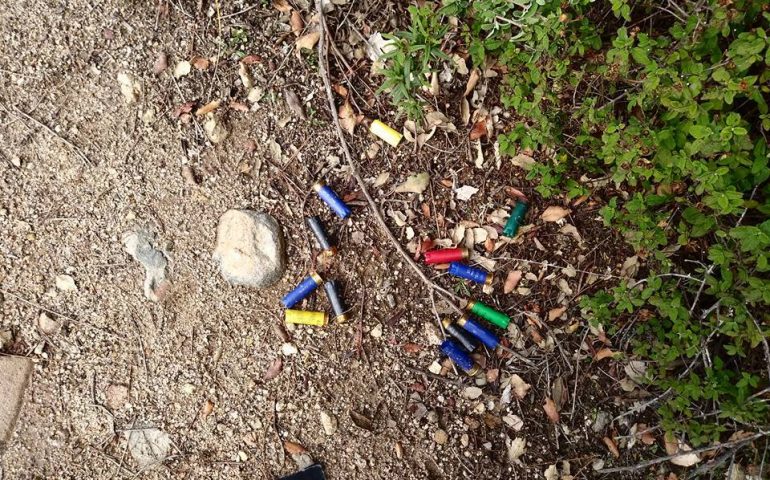 Sette Fratelli, un “mare” di bossoli di fucile abbandonati intorno al parco