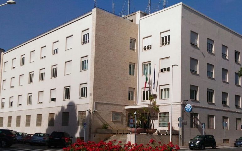 Va in questura per rinnovare il permesso di soggiorno e scoprono che ... Ritiro del permesso di soggiorno