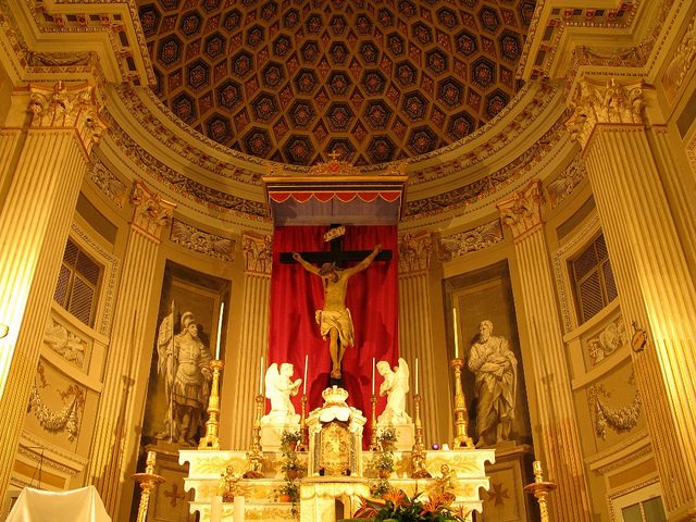 Nella Basilica di Santa Croce a Cagliari, la messa è in latino