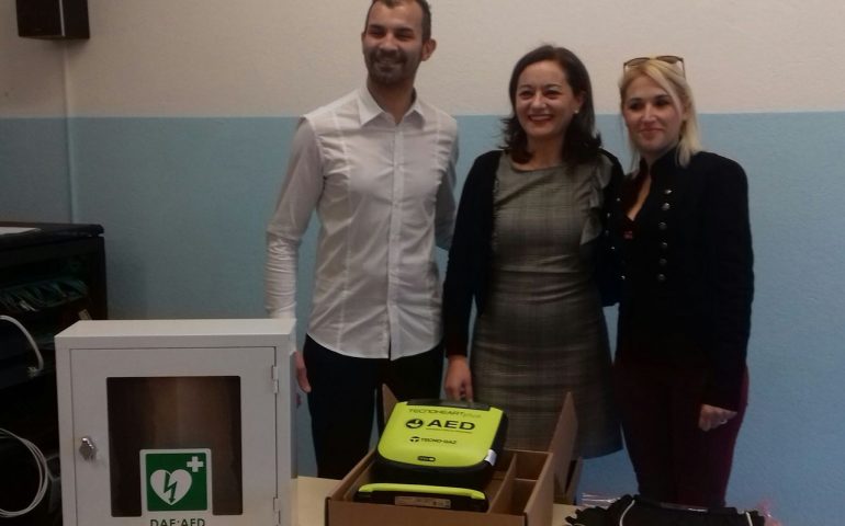 Splendido gesto di generosità ad Assemini, due genitori donano un defibrillatore alla scuola di via Firenze