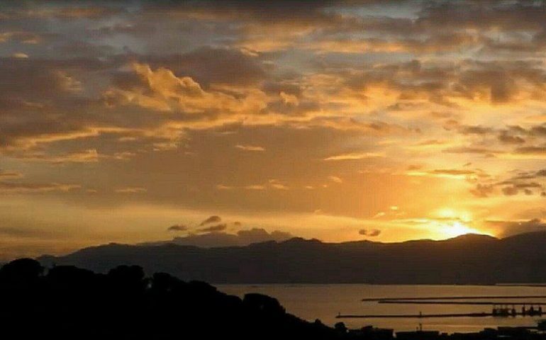 La foto e il video di un lettore: splendido tramonto su Cagliari, aspettando il solstizio d’inverno