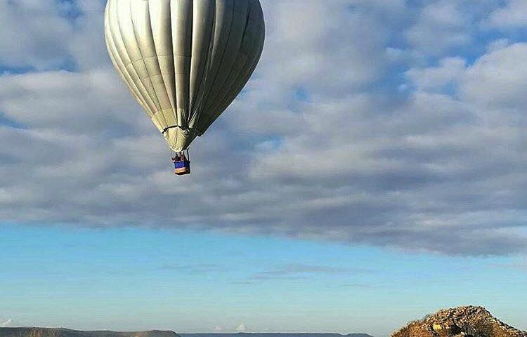 In mongolfiera sopra la reggia di Barumini: le incredibili immagini del viaggio in Marmilla di Jean e Marie