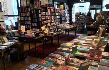 Angelo Pezzana nella sua libreria Luxemburg in piazza Carignano a Torino (Foto dalla pagina Facebook)