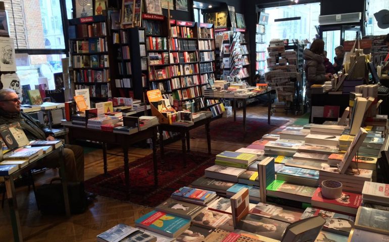 Angelo Pezzana nella sua libreria Luxemburg in piazza Carignano a Torino (Foto dalla pagina Facebook)